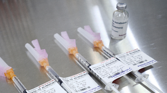 La tercera dosis de la vacuna de AstraZeneca será aplicada entre 11 y 13 meses después de la segunda. Foto: EFE