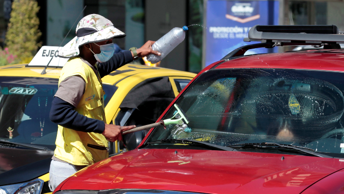 Una persona limpia el parabrisas de un vehículo en Quito. Foto: Patricio Terán / EL COMERCIO