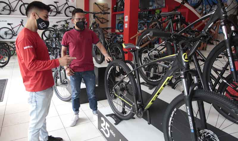 En la tienda de ciclismo GER Bikes se exhiben bicicletas con descuentos. Foto: Galo Paguay / EL COMERCIO