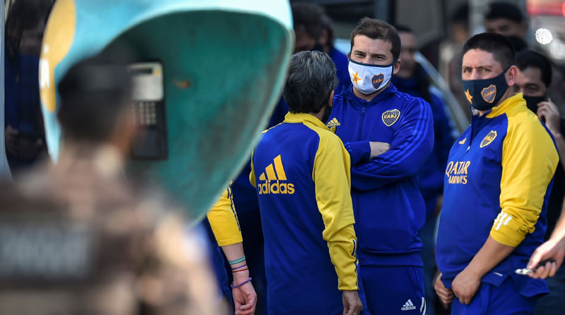 Integrantes y jugadores del equipo de Boca Juniors, de Argentina, son vistos a las afueras de la comisaría de la policía, tras los altercados con jugadores del Mineiro. Foto: EFE