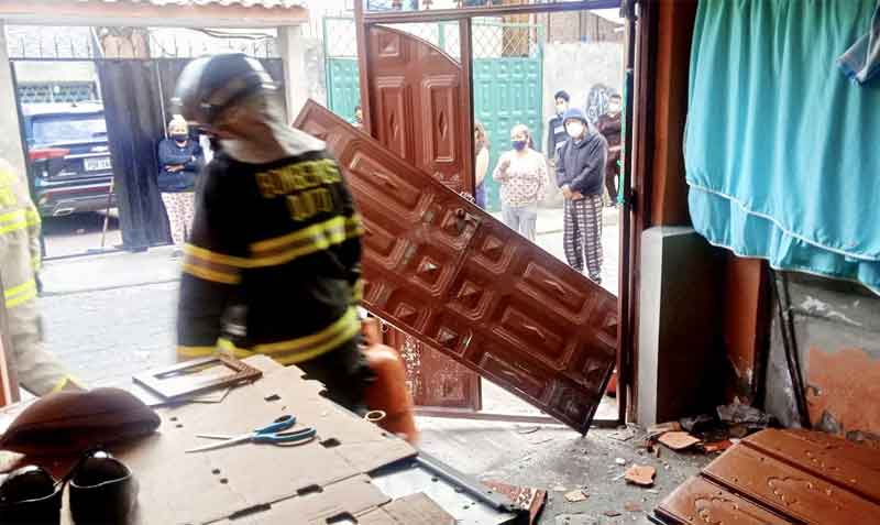 La fachada, puertas y vidrios de la vivienda también se vieron afectadas por la explosión. Foto: Twitter Bomberos Quito