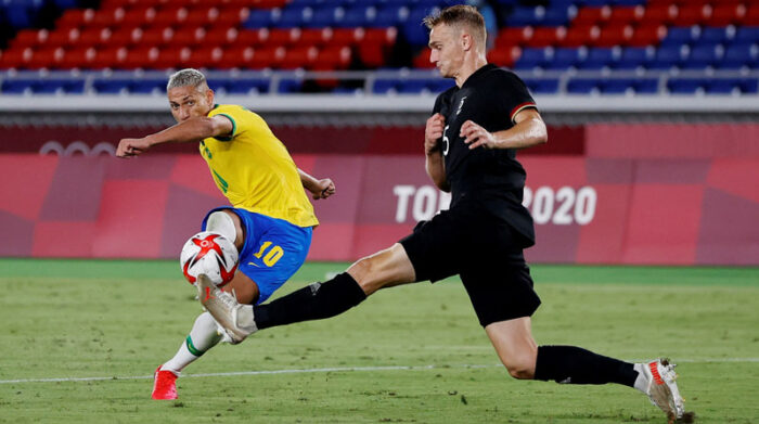 Richarlison remata y anota para Brasil ante Alemania, el 22 de julio del 2021. Foto: Reuters