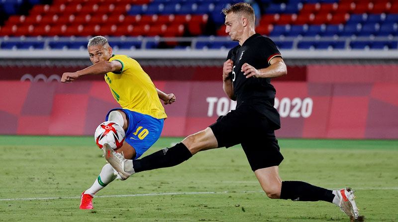 Richarlison remata y anota para Brasil ante Alemania, el 22 de julio del 2021. Foto: Reuters