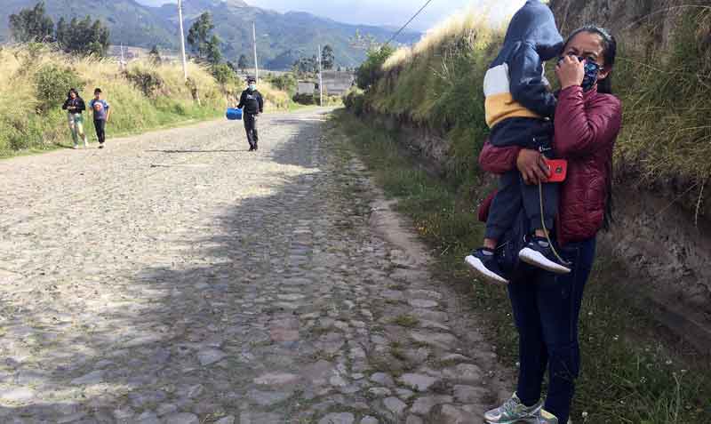Elisa Piedra camina 25 minutos desde su casa hasta la vía Panamericana, con su hijo en brazos, para ir a terapia. Foto: José Luis Rosales EL COMERCIO