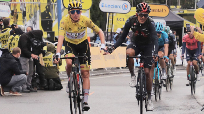 Tadej Pogacar, líder del Tour de Francia, con el ecuatoriano Richard Carapaz, tercero, al finalizar la etapa 16 de la carrera. Foto: EFE