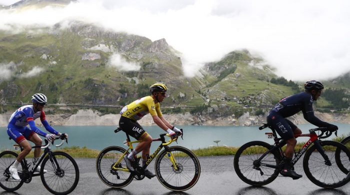 De izq. a der. están David Gaudu, Tadej Pogacar y Richard Carapaz en la etapa 9 del Tour de Francia. Foto: EFE