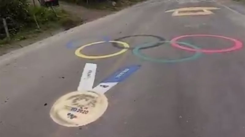 En la vía, cerca de la casa de la familia Carapaz, ya está pintada la medalla de oro olímpica. Foto: captura de pantalla