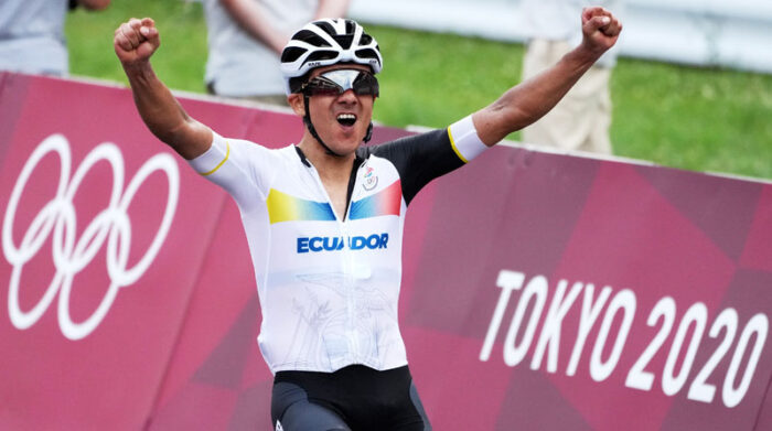 Richard Carapaz en el momento que cruza la meta de los Juegos Olímpicos de Tokio, el 24 de julio del 2021. Foto: EFE