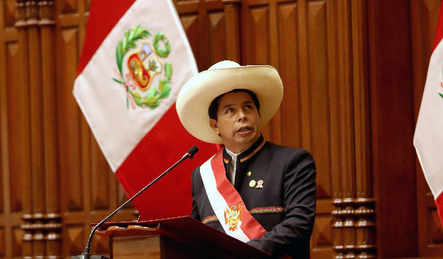 Pedro Castillo en su posesión como presidente de Perú en el Congreso de la República. Foto: EFE