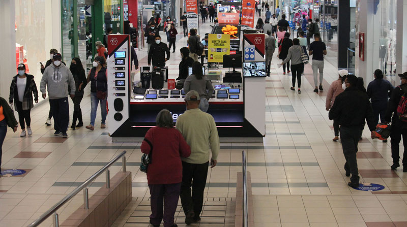 Los centros comerciales son los sitios principales para la búsqueda de ofertas navideñas.. Foto: Julio Estrella/ EL COMERCIO
