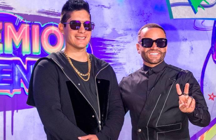El dúo venezolano Chyno (i) y Nacho en los Premios Juventud. Foto: EFE/Giorgio Viera