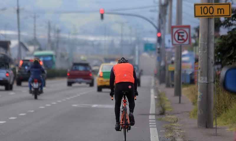 En la avenida Interoceánica, los ciclistas comparten el carril con los demás vehículos. Foto: Diego Pallero / EL COMERCIO