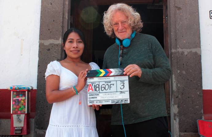 Fotografía cedida por Videocine que muestra al cineasta mexicano Luis Mandoki (d) junto a la actriz mexicana nominada a un Oscar Yalitza Aparicio. Foto: EFE