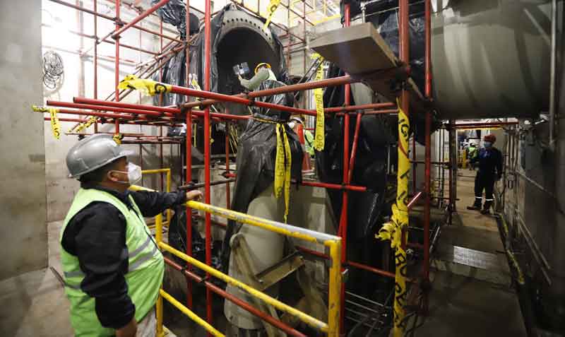 Técnicos trabajan en el mantenimiento en el interior de uno de los distribuidores de la central Coca-Codo Sinclair. Foto: archivo / EL COMERCIO