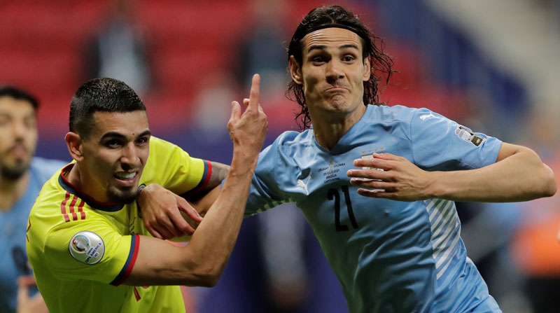 Edinson Cavani (der.) de Uruguay disputa el balón con Daniel Muñoz de Colombia el 3 de julio del 2021. Foto: EFE