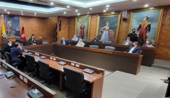 Los ediles de oposición a Jorge Yunda se reunión en la sala de sesiones del Concejo Metropolitano de Quito. Foto: Twitter @babadmerchan