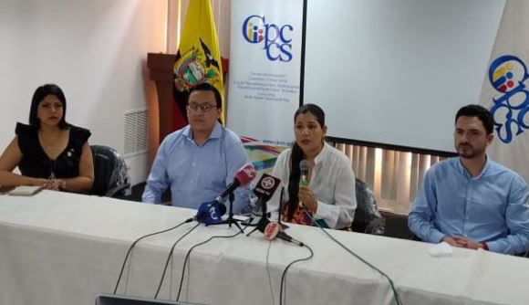 Los consejeros del Cpccs, Ibeth Estupiñán (izquierda), David Rosero, Sofía Almeida y Juan Javier Dávalos en rueda de prensa desde Guayaquil este 2 de julio. Foto: Twitter @CpccsEc