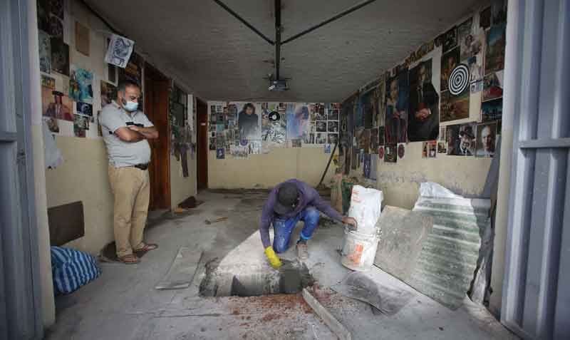 El escritor Carlos Garzón (izq.) realiza varios arreglos en la tubería de su vivienda. Julio Estrella / EL COMERCIO