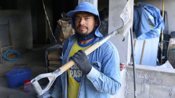 El albañil Mario Guafgual labora en una obra que se lleva a cabo en el sector de La Floresta, norte de Quito. Foto: Diego Pallero / EL COMERCIO