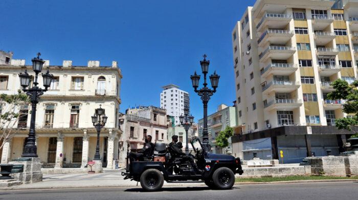 Varios policías de una brigada especial se transportan en vehículo por una calle en La Habana. El Gobierno ha dispuesto operativos en la isla para contrarrestar las protestas contra el régimen. Foto: EFE