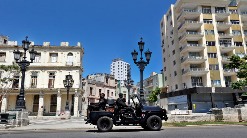 Varios policías de una brigada especial se transportan en vehículo por una calle en La Habana. El Gobierno ha dispuesto operativos en la isla para contrarrestar las protestas contra el régimen. Foto: EFE