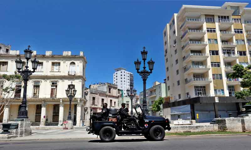 Policías de una brigada especial se transportan en vehículo por una calle de La Habana, Cuba. Foto: EFE