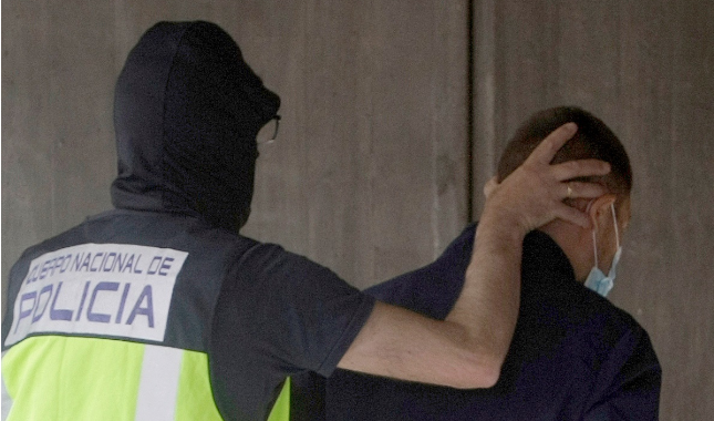 Agentes de la Policía Nacional conducen a uno de los cuatro detenidos por el homicidio de Samuel Luiz este viernes 9 de julio al interior de los juzgados de la Coruña. Foto: EFE