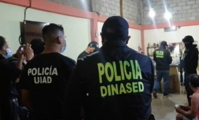 Los agentes de la Policía detuvieron a los sospechosos del asesinato de una mujer, cuando estaba internada en una clínica de Guayaquil. Foto: Twitter Fiscalía