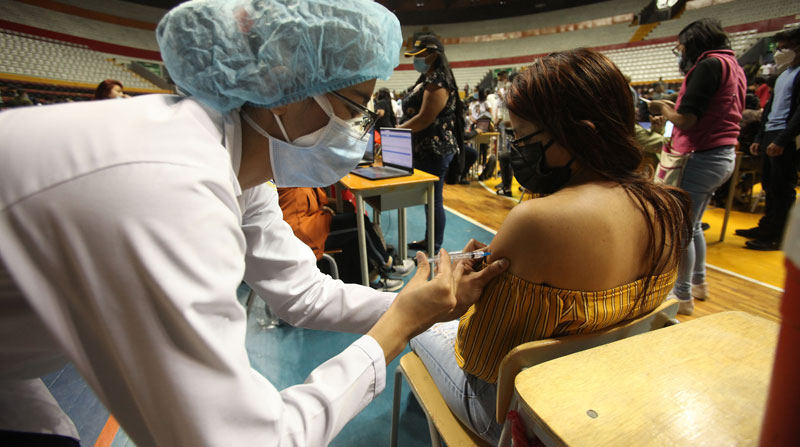 En el Coliseo Rumiñahui se realizó la minga de la vacunación para inocular a gran número de personas en Quito. Foto: Julio Estrella/ EL COMERCIO