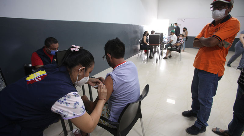 El Ministerio de Salud desmintió el supuesto cobro por vacunar a trabajadores de empresas en Ecuador contra el covid-19. Foto: Enrique Pesantes/ EL COMERCIO
