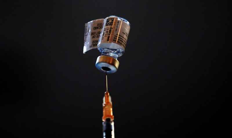 La vacuna Pfizer ya cuenta con la aprobación total de la FDA. Foto: Reuters
