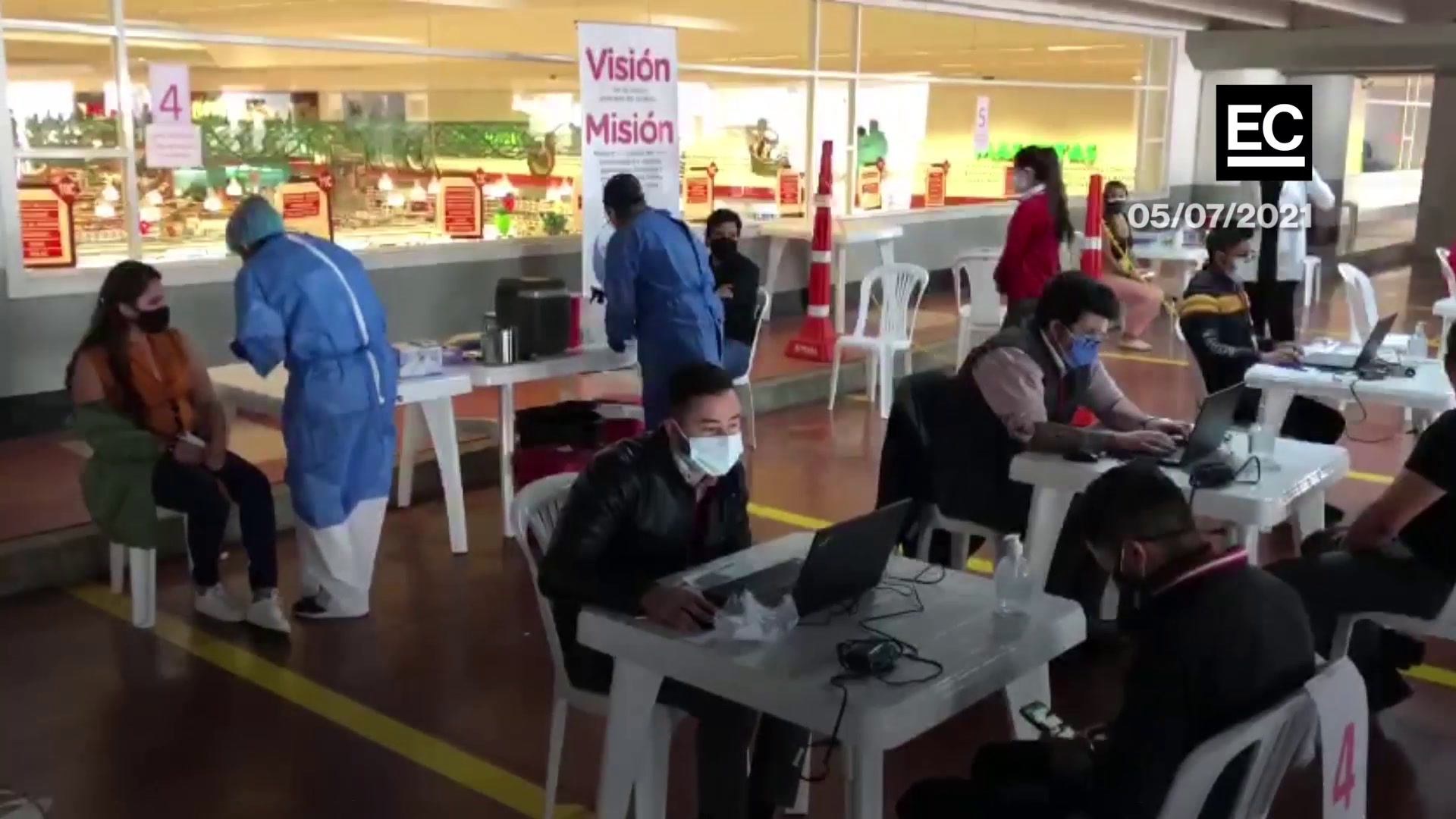 Empresas como Kubiec y Corporación Favorita inocularon a sus colaboradores en Quito. El Gobierno entregó las vacunas y la empresa privada contrató el personal médico y digitadores para la vacunación. Captura