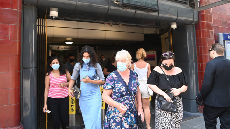 El Gobierno de Reino Unido decidió liberar las restricciones por la pandemia, pese a que los casos de covid-19 siguen en aumento. Foto: EFE