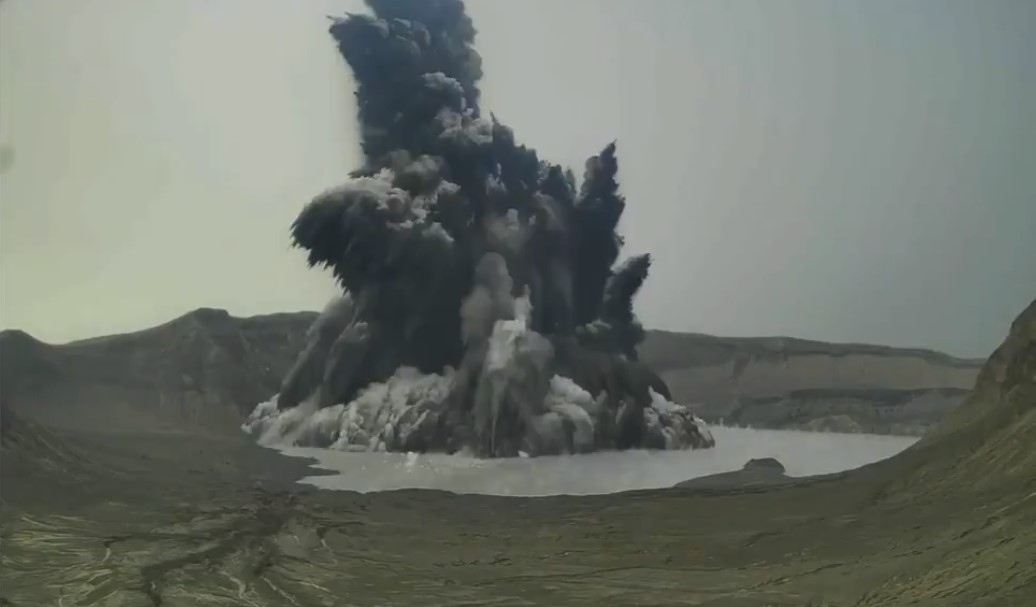 Una columna de gas y ceniza se levantó en el volcán Taal, por lo que pobladores fueron evacuados. Foto: Captura de pantalla