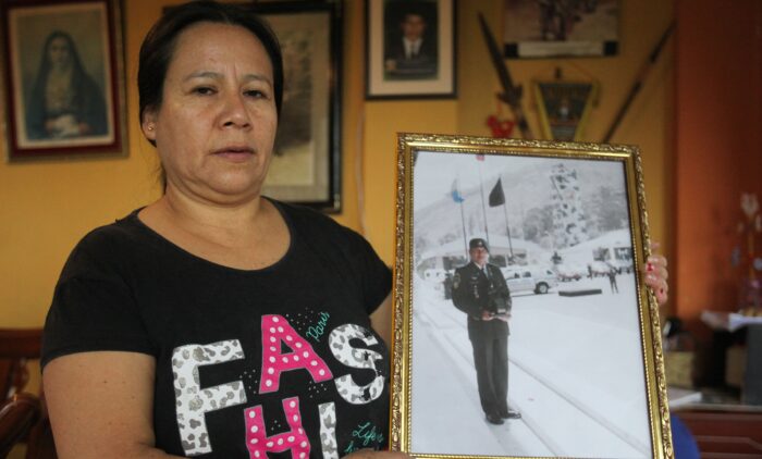 Irene Tibán, tiene 45 años y vive en Quito. Ella fue la esposa del policía Rodrigo Alquinga, quien murió a los 42 años. Foto: Julio Estrella / EL COMERCIO