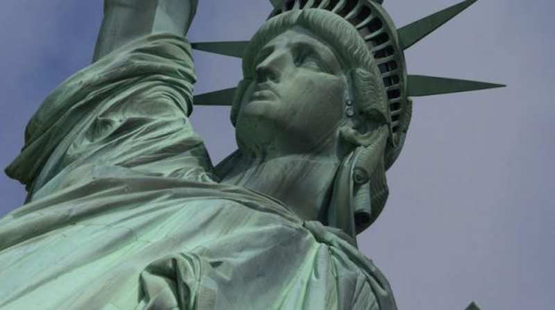 La réplica es parte de una iniciativa para conmemorar el 135 aniversario del gran icono de Nueva York y la amistad entre Francia y Estados Unidos. Foto: EFE