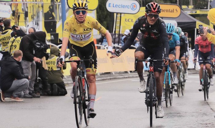 El esloveno Tadej Pogacar (izq.) y el ciclista ecuatoriano Richard Carapaz se felicitan después de cruzar la línea de meta de la 16a etapa del Tour de Francia 2021. Foto: EFE