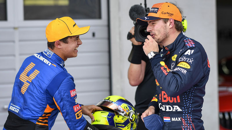 Max Verstappen (der.), del Red Bull Racing habla con Lando Norris del McLaren, en la F1. Foto: EFE