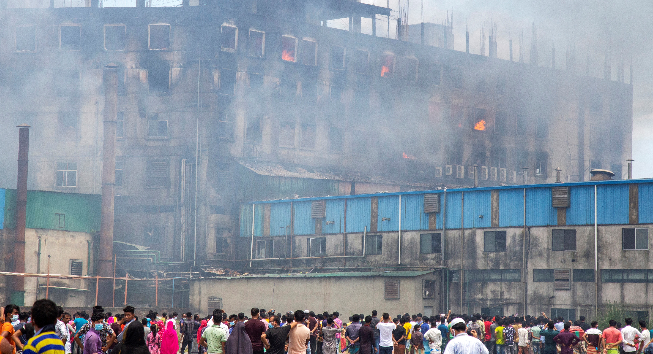 Los residentes locales observan un incendio masivo en la fábrica de Narayangonj Hashem Foods Ltd en Rupgonj, distrito de Narayangonj, el 9 de julio de 2021. Foto: EFE