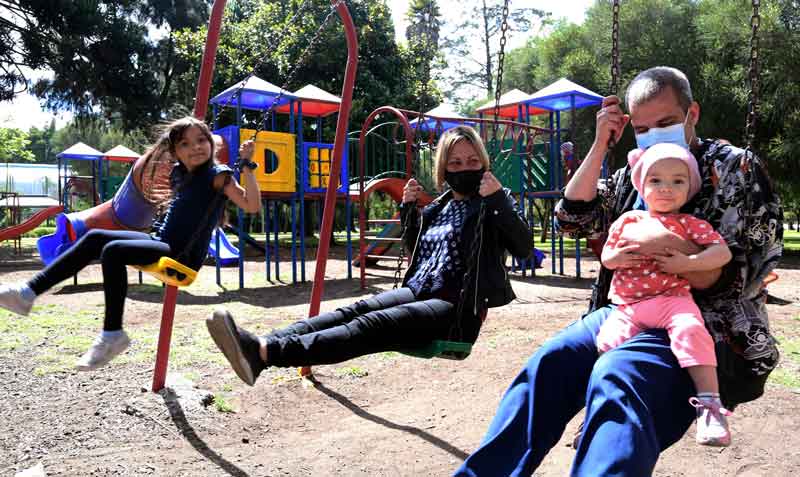 La pareja de Ana Márquez y Jose Daniel Zerpa jugaron con sus hijas Valeria y Kira en el parque La Carolina. Foto: Diego Pallero / EL COMERCIO