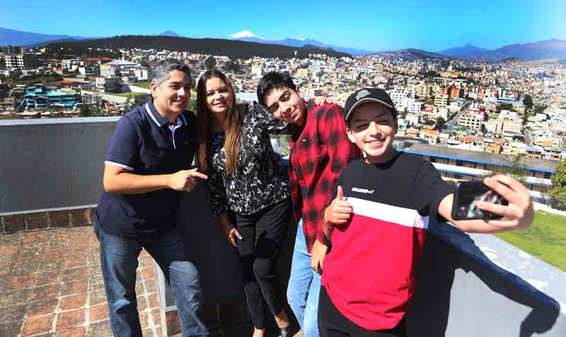 Carlos Naranjo, Nelly y sus hijos Andrés y Sebastián viven en el norte de Quito. Viajaron a Miami para vacunarse. Foto: Diego Pallero / EL COMERCIO