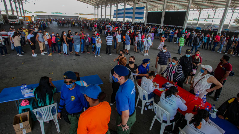 Cientos de personas acudieron a vacunarse en Guayaquil, durante la minga de la vacunación organizada por el Ministerio de Salud. Foto: Enrique Pesantes/ EL COMERCIO