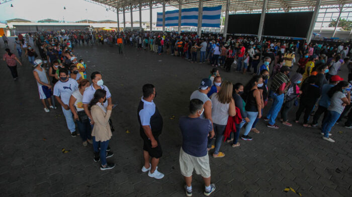 Las personas aguardaban su turno para inmunizarse sin distanciamiento de bioseguridad. Foto: Enrique Pesantes/ EL COMERCIO