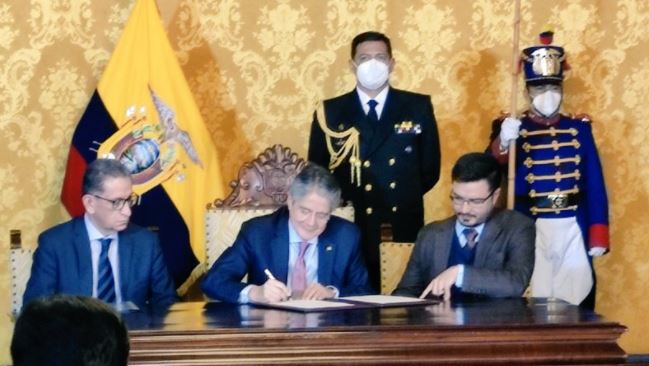 Guillemo Lasso firmó el Decreto Ejecutivo medianto un acto de suscripción este miércoles 7 de julio del 2021. Foto: Twitter @RecNaturalesEC