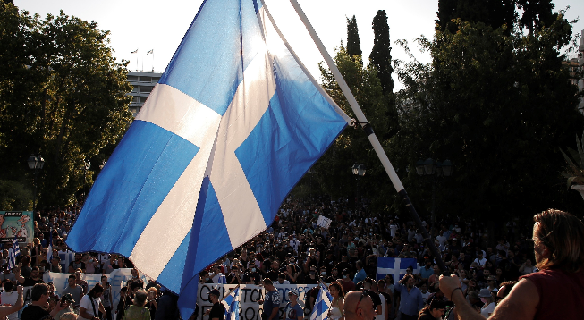 Los manifestantes contra las vacunas participan en una manifestación frente al parlamento en el centro de Atenas, Grecia, el 14 de julio de 2021. Foto: EFE