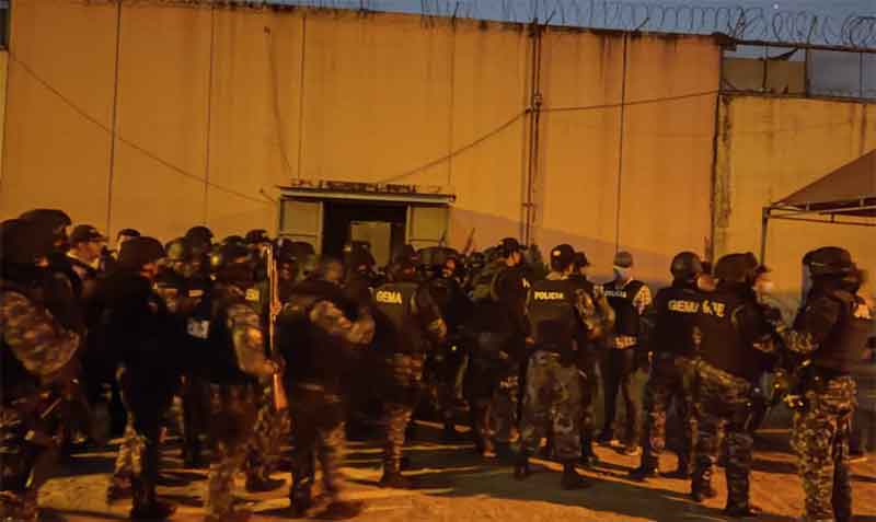 Agentes ingresaron con equipos antimotines a la Penitenciaría del Litoral. Foto: Twitter Policía