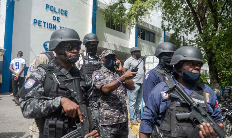 La Policía haitiana capturó en Puerto Príncipe a 18 colombianos -de los cuales al menos 13 son militares retirados del Ejército entre 2018 y 2020- por su presunta participación en el magnicidio de Moise. Foto: EFE