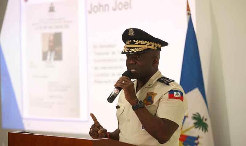 El director general de la Policía de Haití, Léon Charles, presentó una fotografía de la reunión en la que los supuestos cerebros del magnicidio planificaron la operación. Foto: EFE