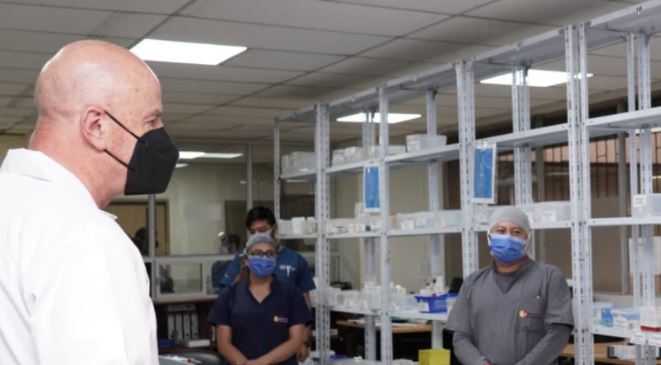 Imagen del 1 de junio del 2021 en la que el vicepresidente Alfredo Borrero inspecciona el abastecimiento de medicamentos en un hospital público. Foto: Twitter @ABorreroVega