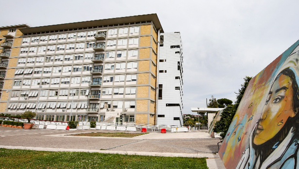Vista de los exteriores del hospital Gemelli, lugar donde el papa Francisco fue operado del colon. Foto: EFE